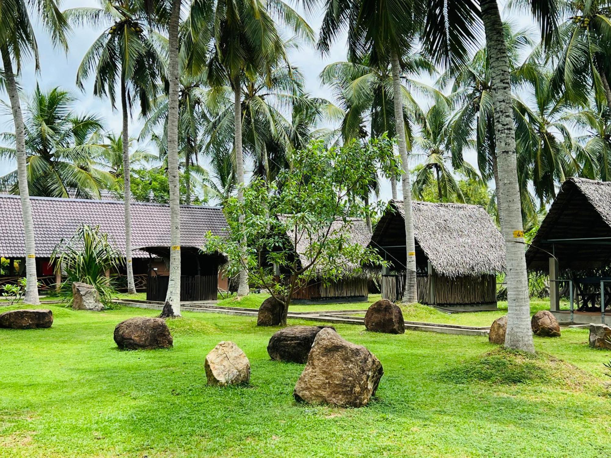 Coco Village Hotel Chilaw Exteriör bild